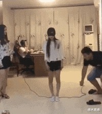 |搞笑GIF：小姐姐过个生日还被嘲讽单身，下次我陪你过吧！