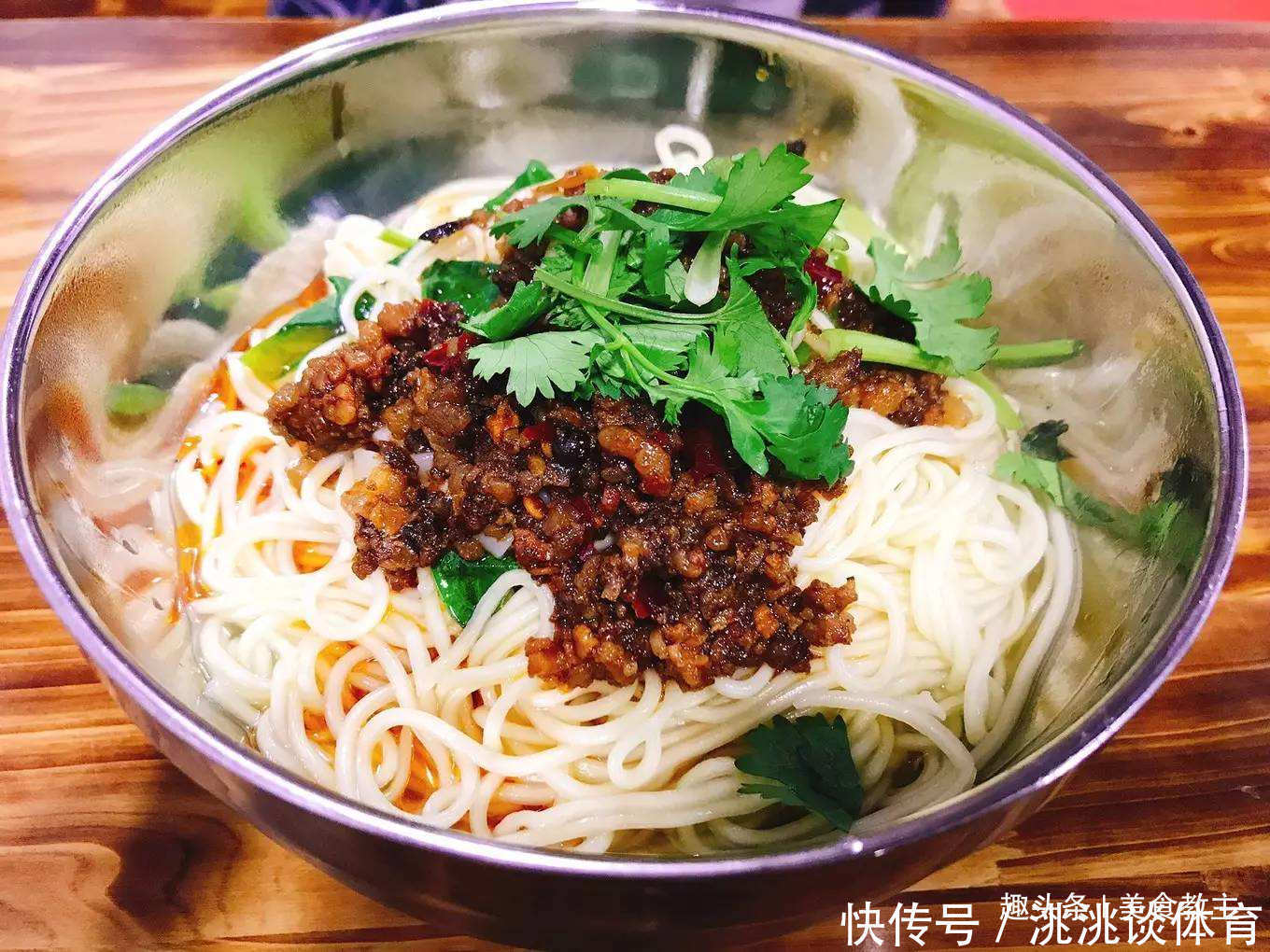  好吃|炸酱面想好吃，酱才是关键，试试老北京教的炒酱方法，色香味俱全