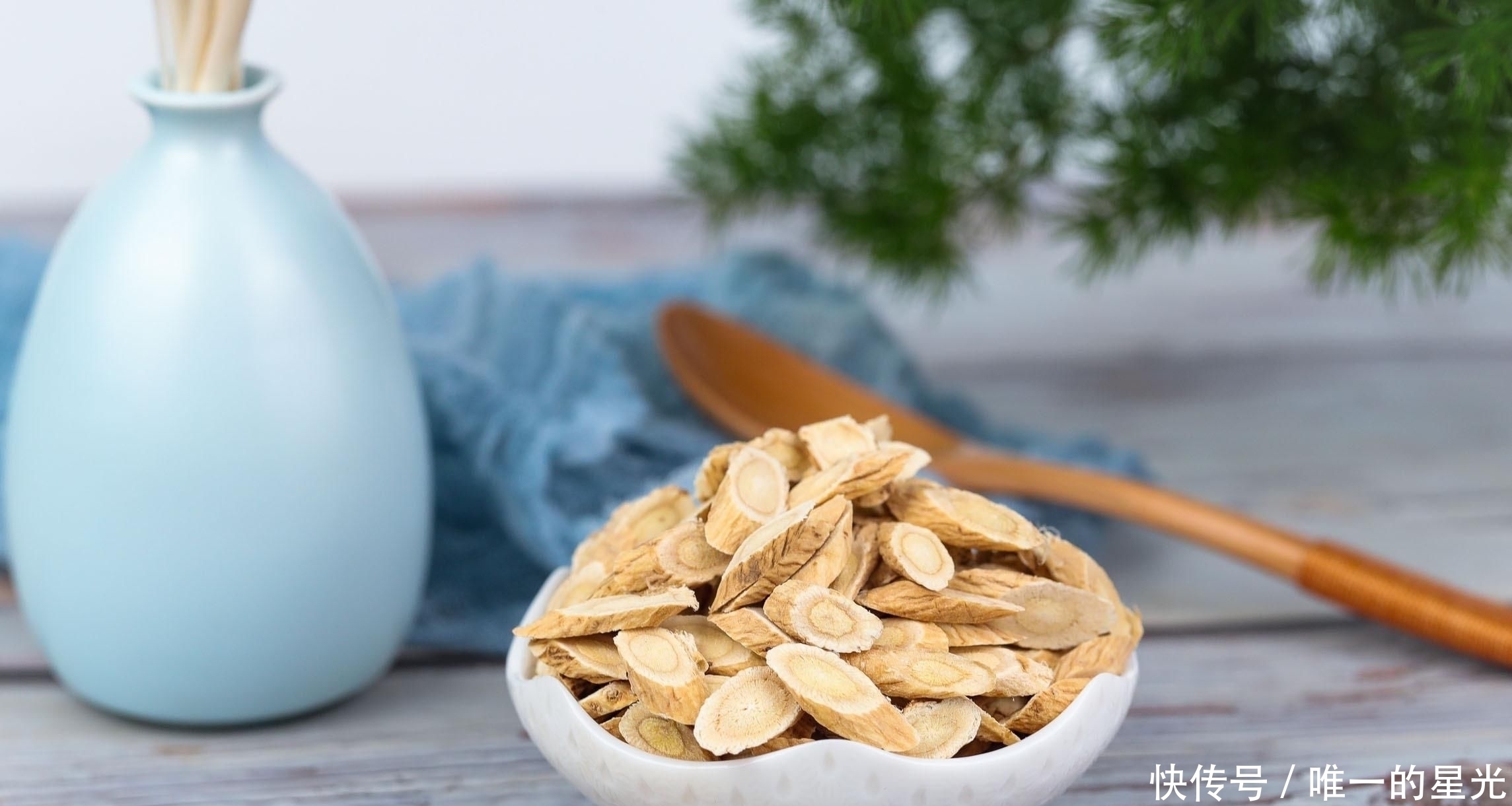 脾胃|黄芪泡水喝，有3个“黄金搭配”，补气血、益脾胃，你泡对了吗