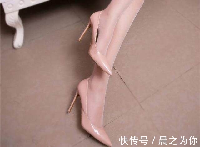 高跟鞋 与肉丝袜的相遇,是粉色少女系高跟鞋更时髦,还是红色女神系高跟鞋更靓丽呢?