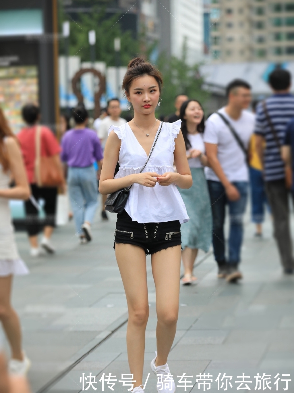 街拍:黑白经典搭配的精致小姐姐,肤白貌美,丸子头清新可人!