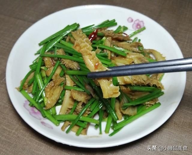好吃|教你超简单爆炒牛肚丝的家常做法，多做这一步，香辣好吃又下饭