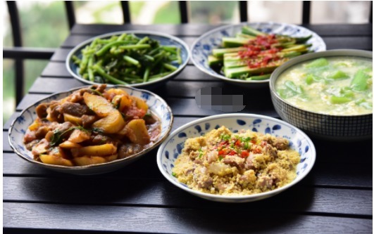 人的晚餐,4菜1汤,都是家常菜,一家人吃得很开心