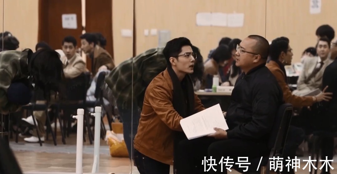 肖战|《如梦之梦》排练花絮曝光，肖战热心为同事拍背，认真学抱娃姿势