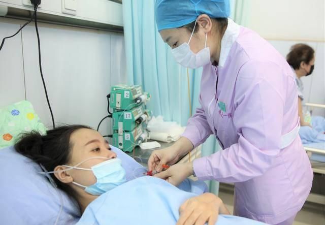 出门遛娃，48岁奶奶遇到48岁妈妈，两人差距真是一目了然