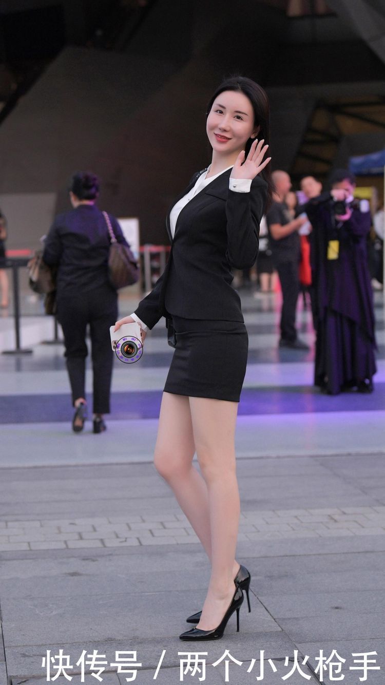 凸显出|黑白配色的职业装,搭配一件尖头细高跟,凸显出知性优雅的气质