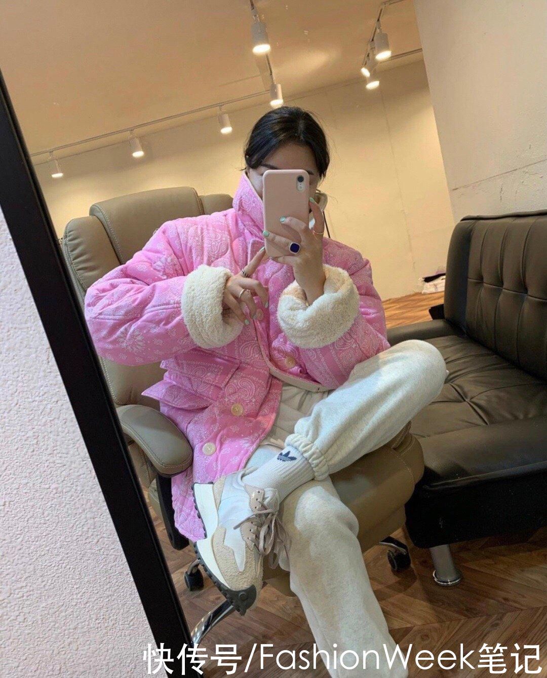 韩国小姐姐休闲风出街穿搭，每一套都充满吸引力，百搭又时尚