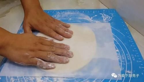 烙饼这样做才好吃,开水一烫,张张柔软又劲道,比手抓饼还好吃