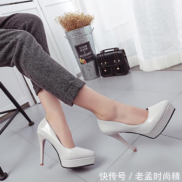 想要显得双腿细又长一双尖头高跟鞋才是重点