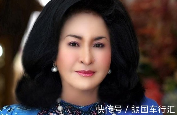 爱马仕包 抛夫弃子的她三婚嫁给首相,买珠宝一天花700万,有272个爱马仕包