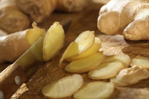 保存生姜很简单，姜农分享2个窍门，放一年不长芽，新鲜又饱满