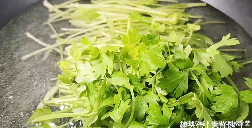 火腿腸|春天多做一道菜給孩子吃，做法簡單，補腦又補鈣，孩子多吃身體棒