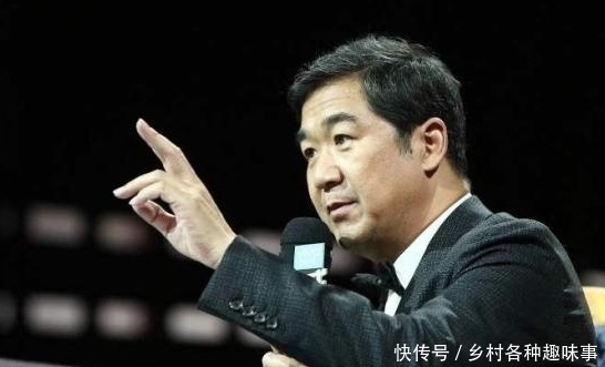 张立国|主持现场失误！女主持上节目少穿一件衣服，张国立硬是不敢回头