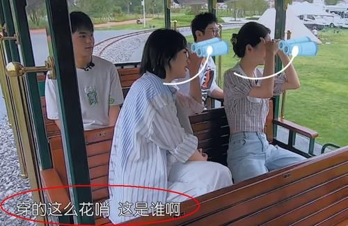 鬓边不是海棠红|同样穿花衬衫，黄晓明对檀健次龚俊评价褒贬不一，不红就是悲哀