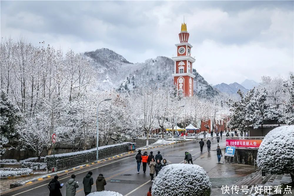 西安翻译学院：银装素裹雪景美如画