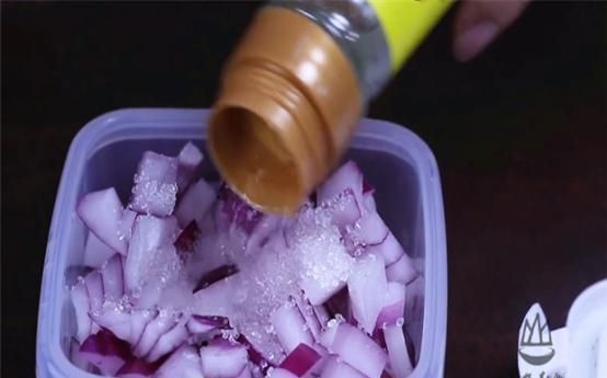 蚊子|把白醋倒在洋葱上,真是太厉害,很多人不知道有啥用,长知识了