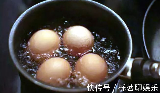 蛋壳|老妈在盆里埋点料，虎皮兰吃了一夜冒10个芽，花盆都炸了！