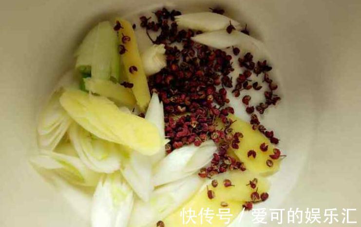 调牛肉馅,记住“一个窍门”,调好后鲜嫩多汁,包包子喷香好吃