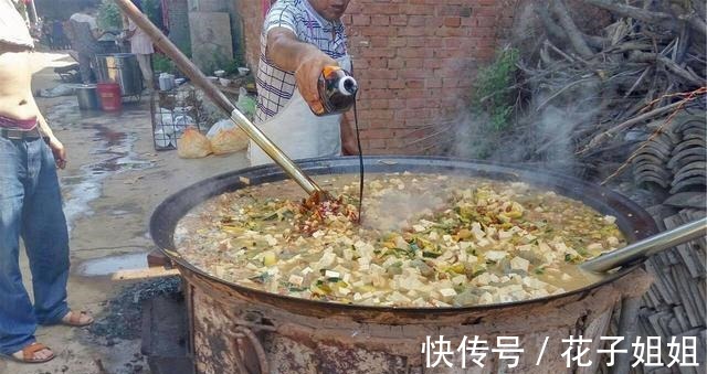 火锅|北方农村大锅菜，简单一切一扔，出锅香气四溢，两天不吃想得慌！