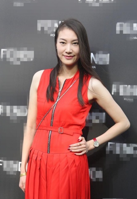 谢杏芳气场全开!穿大红色连衣裙惊艳亮相,气质一点不输超模