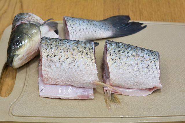 啤酒炖草鱼真够味，肉嫩汤浓，用电饭煲炖省心省事营养不流失