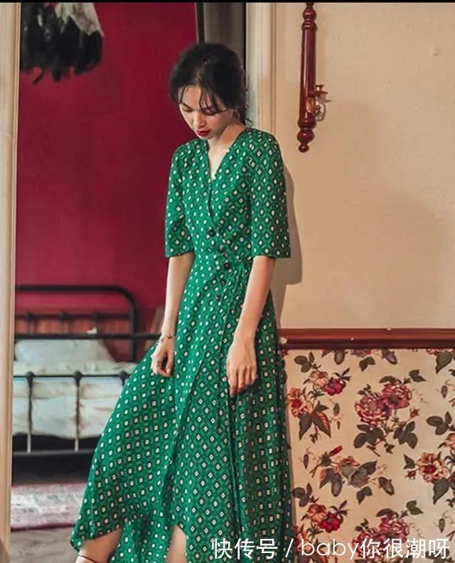 大胸 胸大的女生,穿裙子尽量远离这三种款式,又胖又壮!