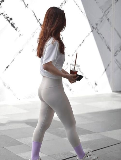 瑜伽|瑜伽裤也能穿出时尚感，白色短袖休闲风格，活力满满的气质宝贝