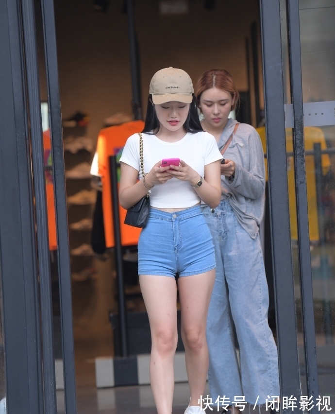 女生 微胖女生的夏季穿搭,休闲显瘦牛仔短裤,轻松解决穿搭问题!