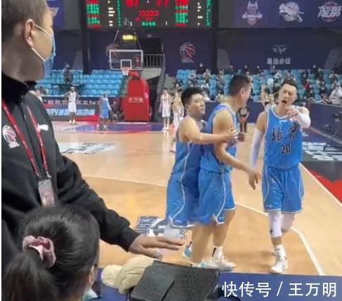 cb翟晓川朱彦西与女记者争执,谁对谁错?球迷:跟辽篮球员好好学学
