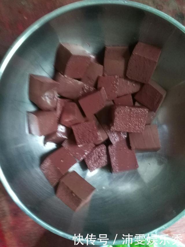 菜市场的猪血都来自哪里？记住3要点，才能挑到安全放心的猪血