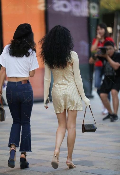 修身长裙 深灰色修身长裙,上身舒适,时尚大气