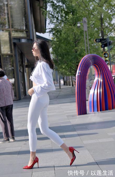紧身裤 红色高跟加白色紧身裤, 街上这般引人注目