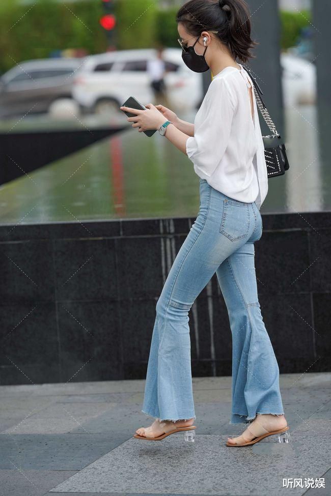 普通的衣服也可以穿出时髦感，白色搭配蓝色牛仔裤，清新时尚