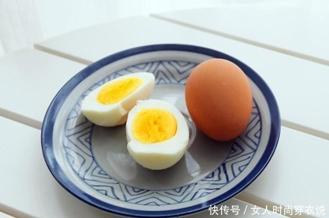 水煮蛋,懂的人从来不用冷水泡,记住一个小妙招,蛋壳一敲就脱落