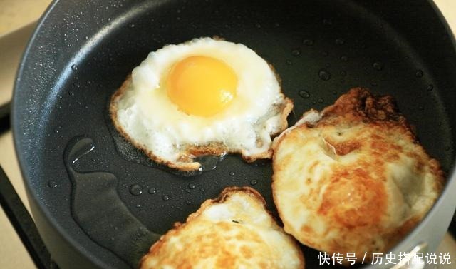 煎荷包蛋时,是凉油还是热油大厨教你正确做法,香嫩圆润不粘锅