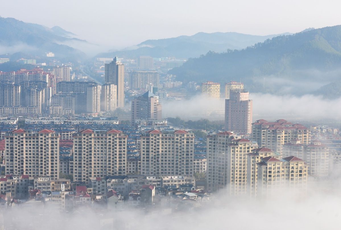 江西德兴：晨雾绕城美如画