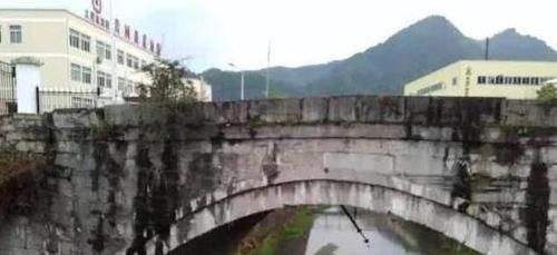 文物|“古桥悬剑”数百年,竟是不朽不腐的文物,专家却不敢摘下来研究