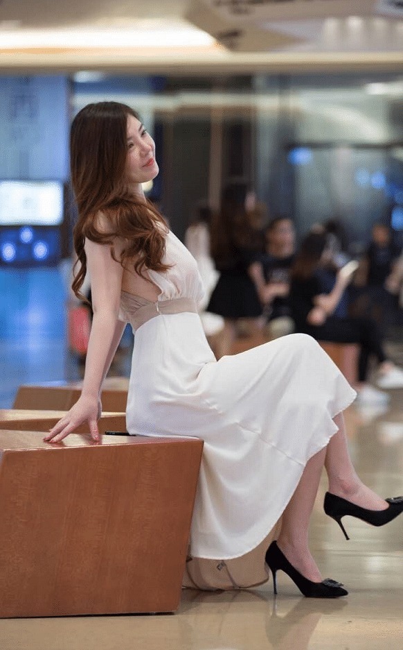 上穿着一|街拍:30岁辣妈美成这样,找谁说理去?