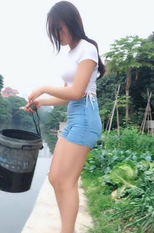 干农活的乡下美女，显气质又好看，网友小清新