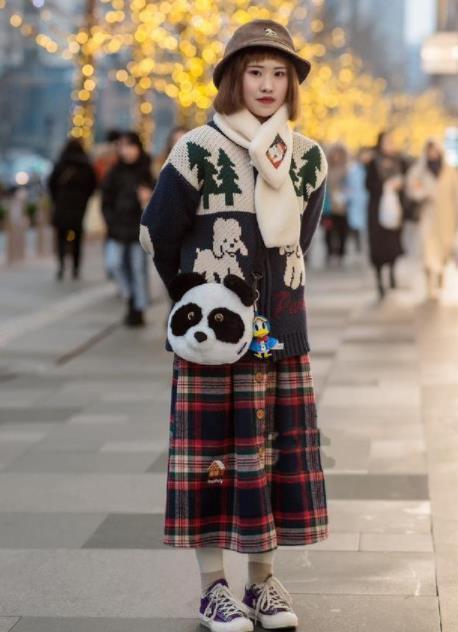 街拍:美女针织背心配九分裤,长发披肩,气质出众