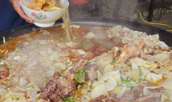 爷爷|爷爷街边卖8元管吃饱,顾客这良心价格,给多2块也没事