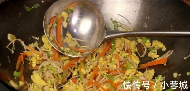 金针菇炒鸡蛋|金针菇别再凉拌了，加1个青椒和3个鸡蛋，做法超级简单家常，真香
