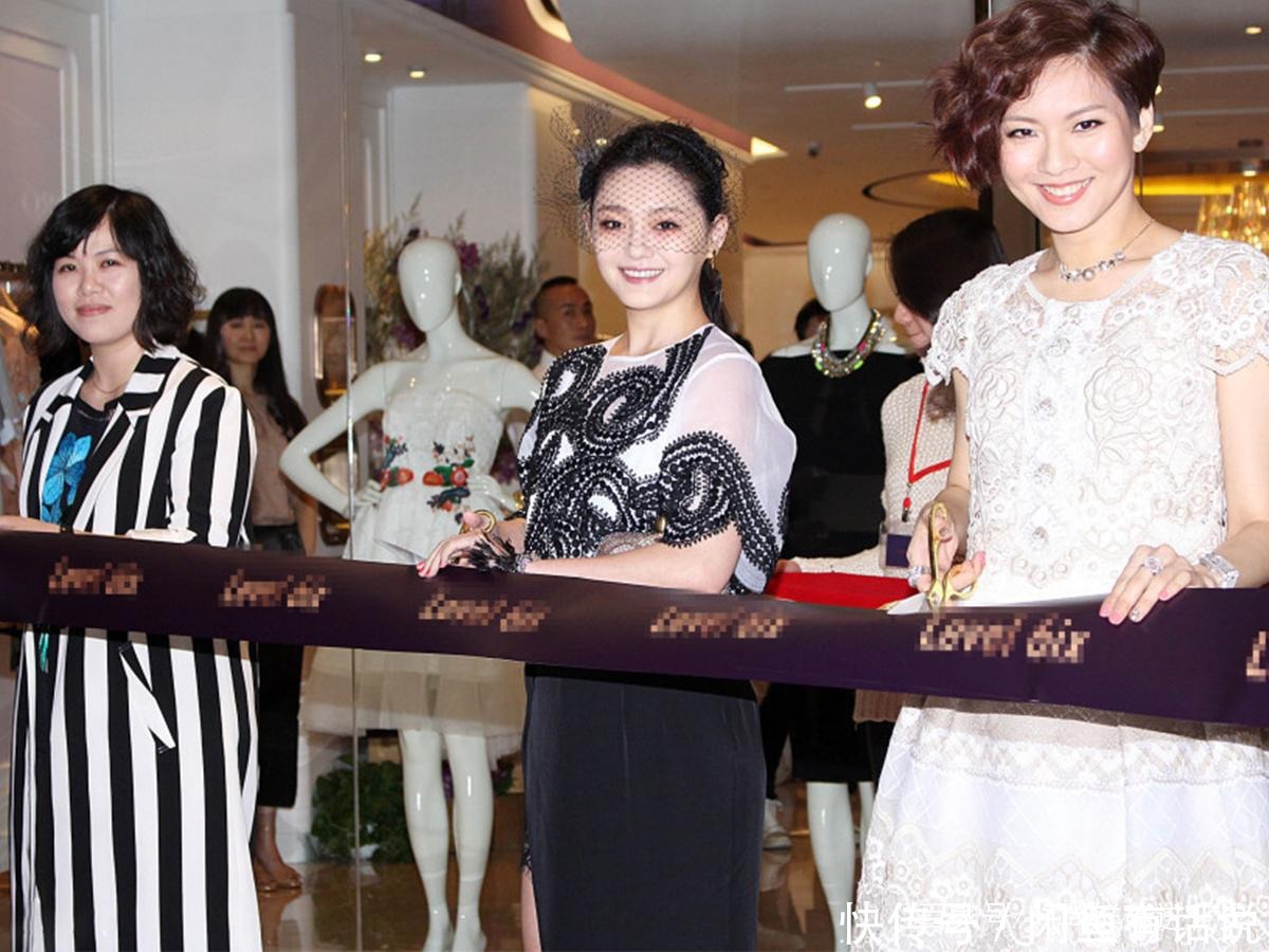 黑纱|大S越来越富态，头戴黑纱扮贵妇有模有样，开叉裙露蕾丝边不雅观