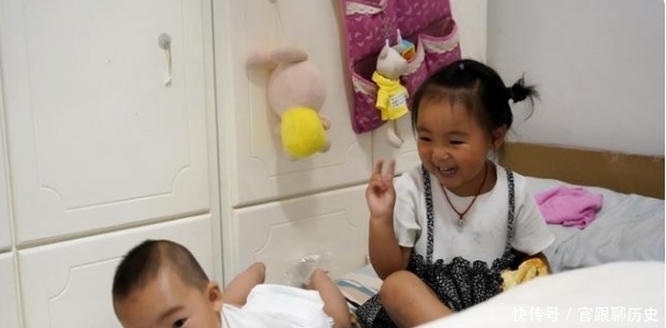 宝妈|“霸道姐姐”偷偷欺负二胎弟弟，被家长发现后迅速开溜，表情搞笑