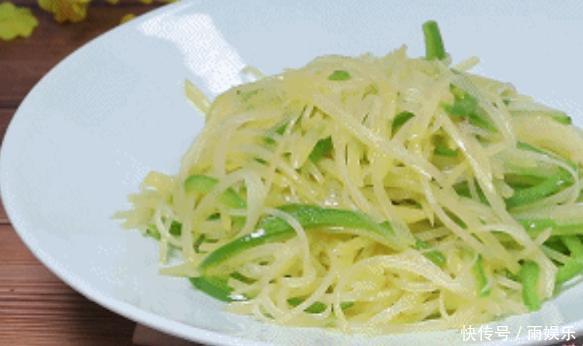 炒土豆丝前,别再用水冲洗了!怪不得你做的不爽脆,还粘锅…