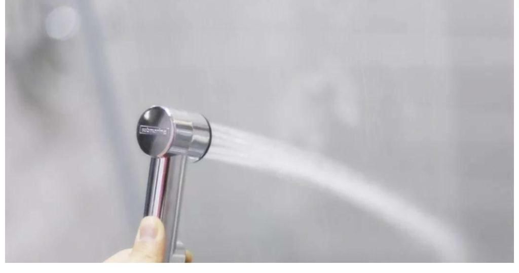 壁挂式|同样是小卫生间装修，看看人家的马桶周围布置，比我家的好太多了