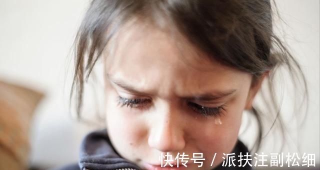 犯错|孩子生气打翻面条,服务员想收拾,奶奶接下来的话,让人肃然起敬