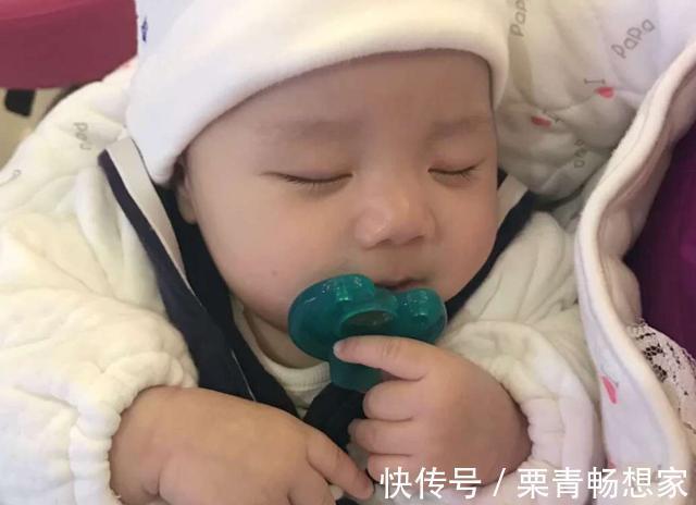 怪癖|宝宝睡前的2个“小怪癖”,是向妈妈表达爱意,父母不要强行戒掉