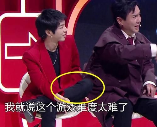 丁程鑫后背抱华晨宇，镜头拍到手上动作，完美诠释当爸和单身的区别