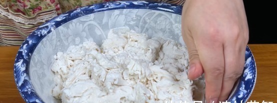 简单的葱油饼做法，当早餐吃很合适，柔软多层喷喷香